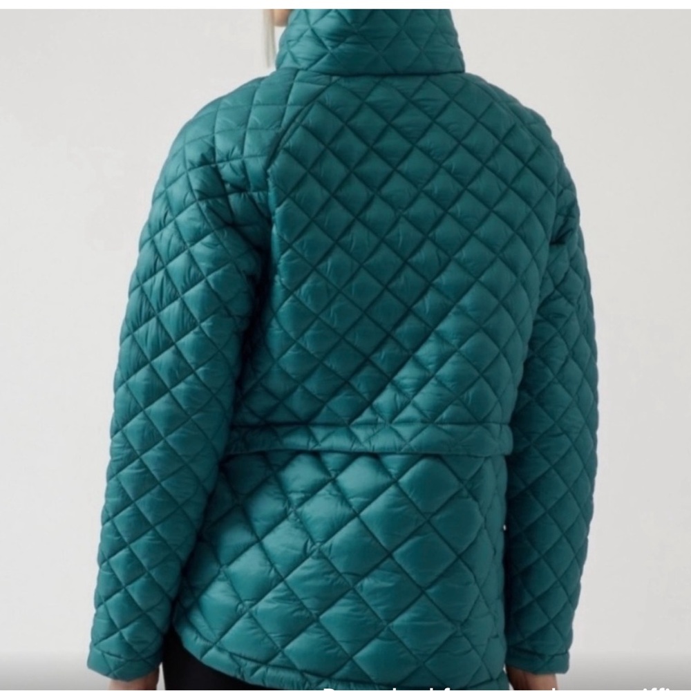 Gently worn Athleta Featherless Whisper Quilted Puffer Jacket in Borealis Green